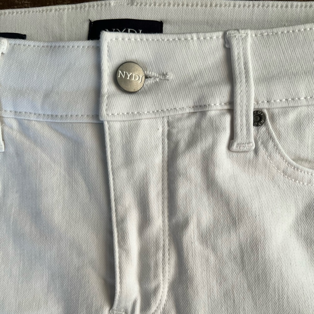 NYDJ Scallop hem Ella shorts 6 PERFECT - Picture 6 of 9